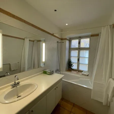 1 Bed Flat - Sleeps 4 - Balcony - Wifi * Prague