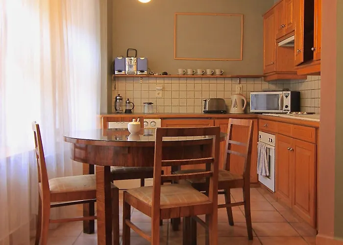 1 Bed Flat - Sleeps 4 - Balcony - Wifi Apartment *