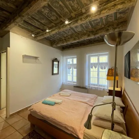 1 Bed Flat - Sleeps 4 - Balcony - Wifi Praga