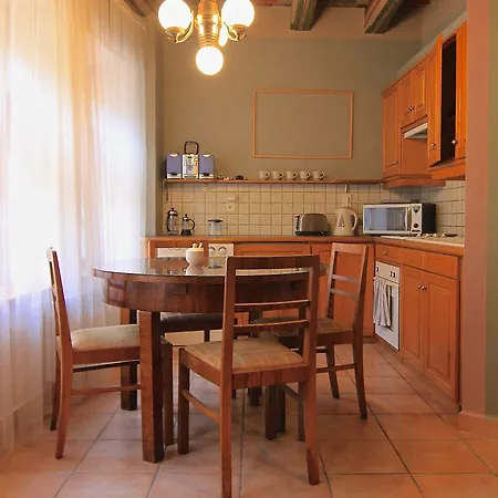 1 Bed Flat - Sleeps 4 - Balcony - Wifi Apartment *
